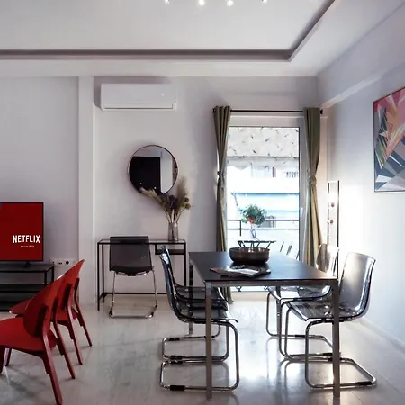 Apartment Colorful, Bright, Spacious, 2br Apt In Vyronas *