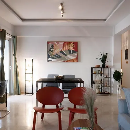 Apartment Colorful, Bright, Spacious, 2br Apt In Vyronas *