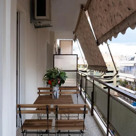 Apartment Colorful, Bright, Spacious, 2br Apt In Vyronas *